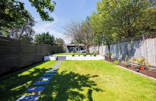St Albans Casa | Luxury 3-Bedroom House with Large Garden & Outhouse in St Albans