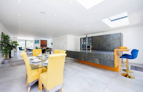 St Albans Casa | Luxury 3-Bedroom House, Outhouse & Large Garden