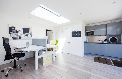 St Albans Casa | Luxury 3-Bedroom House, Outhouse & Large Garden