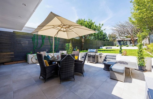 St Albans Casa | Luxury 3-Bedroom House, Outhouse & Large Garden