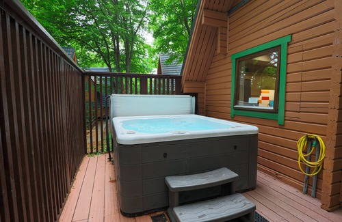 Liverton Cabina | Luxury 3-Bedroom Lodge with Hot Tub in Devon - Your Perfect Getaway