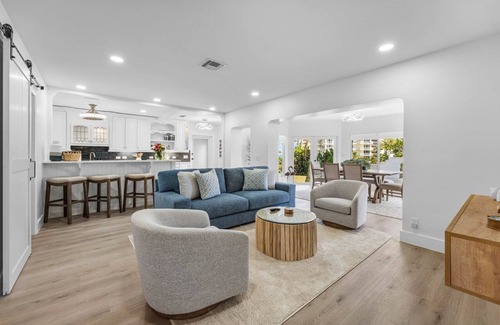 Juno Beach Casa | Luxury 3 Bedroom Private Home Walk to Beach