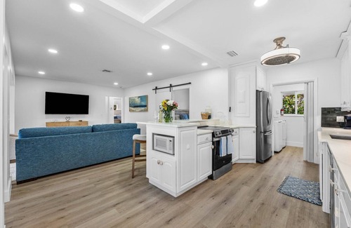 Juno Beach Casa | Luxury 3 Bedroom Private Home Walk to Beach