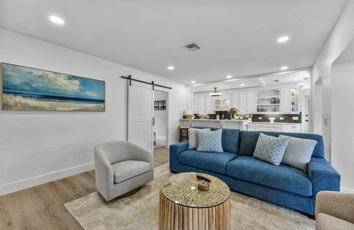 Juno Beach Casa | Luxury 3 Bedroom Private Home Walk to Beach