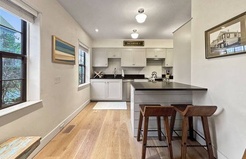 Siasconset Condominio | Luxury 3-Bedroom Residence in Sconset Village. Steps to Beach and Bluff Walk.