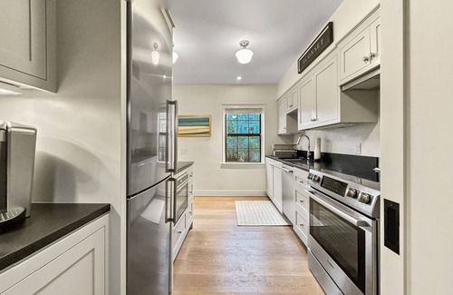 Siasconset Condominio | Luxury 3-Bedroom Residence in Sconset Village. Steps to Beach and Bluff Walk.