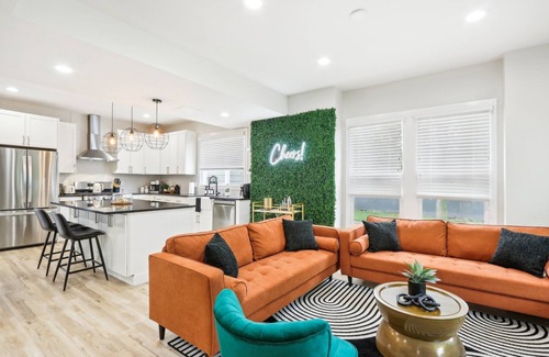 Brewers Hill Casa | Luxury 3-bedroom retreat with Hot Tub! I Steps away from downtown MKE I Sleeps 8