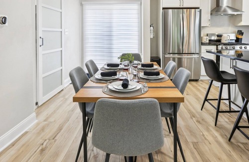 Brewers Hill Casa | Luxury 3-bedroom retreat with Hot Tub! I Steps away from downtown MKE I Sleeps 8