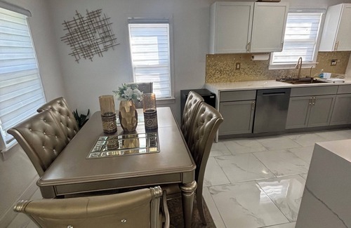 Detroit Casa | Luxury 3-bedroom Smart Home with jetted tub