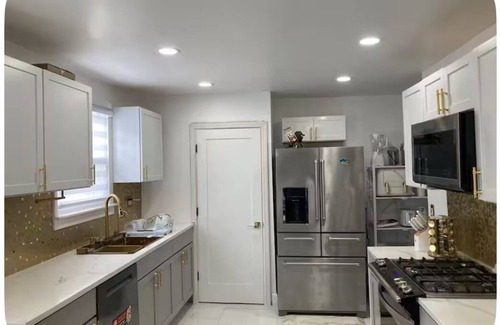 Detroit Casa | Luxury 3-bedroom Smart Home with jetted tub