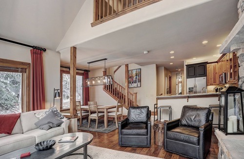 Edwards Condominio | Techos altos, luz natural, 3 habitaciones Arrowhead Village