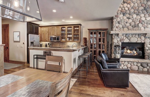 Edwards Condominio | Techos altos, luz natural, 3 habitaciones Arrowhead Village