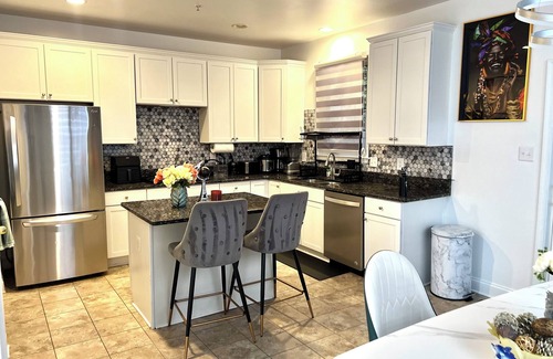 Owings Mills Casa | Luxury 3 Bedroom Town Home w/ Patio and Grill, 2 Car parking