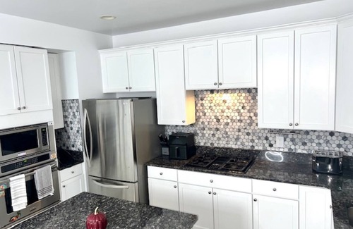 Owings Mills Casa | Luxury 3 Bedroom Town Home w/ Patio and Grill, 2 Car parking