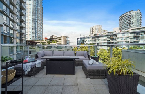 Gastown Casa | Luxury 3 Bedroom Townhome in Downtown Vancouver with Rooftop Patio