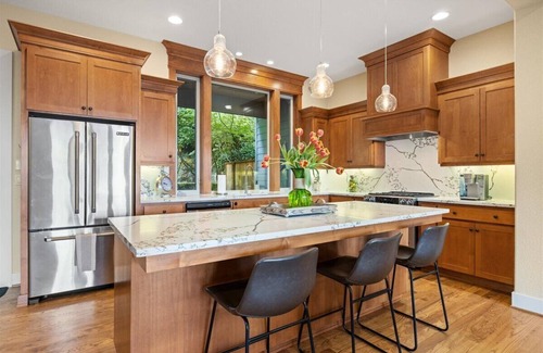 Northwest Portland Casa | LUXURY 3-bedroom townhome with office / WiFi, AC in fabulous Portland