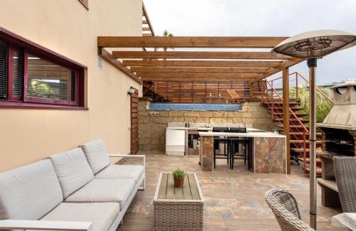 Nueva Milla de Oro Villa | Luxury 3 Beds Villa Inside Resort