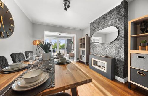Chapel Allerton Casa | Luxury 3-BR Home-Driveway, Sky-TV-Free WiFi