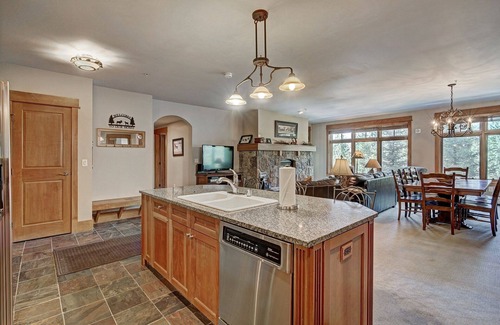 River Run Condominio | Luxury 3 Br In River Run Village Featuring Ski In, Ski Out! No Cleaning Fees! 3 Bedroom Condo by RedAwning