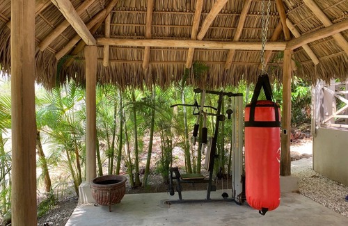 Tambor Casa | Luxury 3-BR Villa With Private Pool! Steps to Beach! Can sleep up to 10!