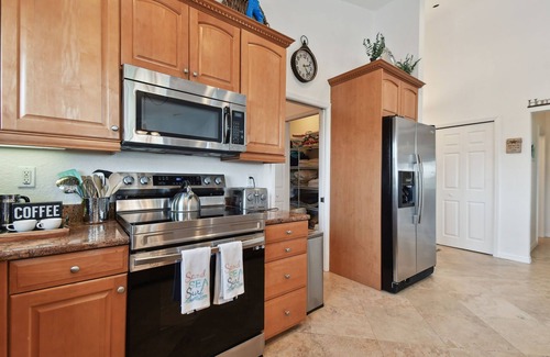 Independence Square Condominio | Condominio de lujo de 3 dormitorios con sala de bonificación - Oceanside en Heart Indian Rocks Beach, Fl