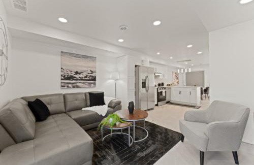 Leamington Casa | Luxury 3 level, 3 Bedroom 171-9 Condos