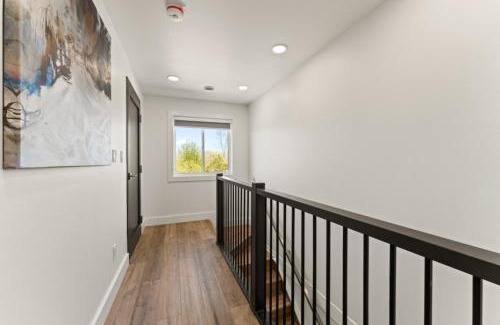 Leamington Casa | Luxury 3 level, 3 Bedroom 171-10 Condos