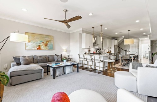 Bloomingdale Apartamento | Luxury 3-level 3BR with roof deck, balcony, garage