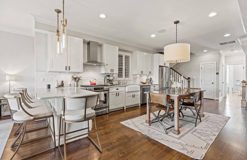 Bloomingdale Apartamento | Luxury 3-level 3BR with roof deck, balcony, garage