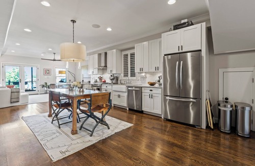 Bloomingdale Apartamento | Luxury 3-level 3BR with roof deck, balcony, garage