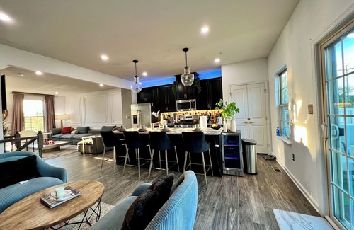 Brooklyn Park Casa | Luxury 3-Level Townhome Near BWI, Easy City Access, Parking Included