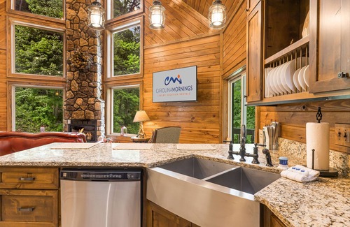 Maggie Valley Cabina | Wilderness Ridge: cabina espaciosa con vistas, bañera de hidromasaje, sala de juegos, entretenimiento al aire libre y mucho más.