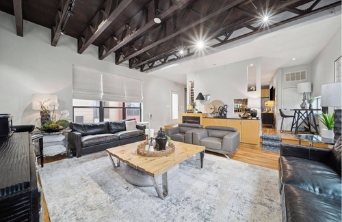 Cherry Street Condominio | Luxury 3-Story Urban Condo on Cherry Street in Tulsa. 5min to BOK Center