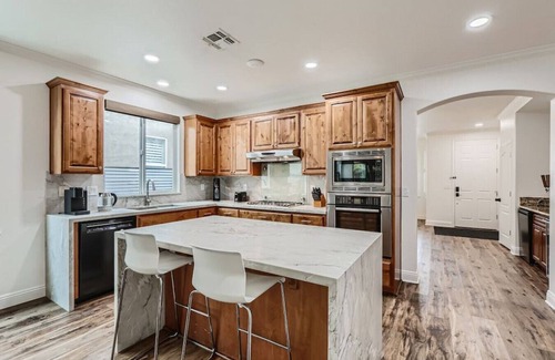 Roseville Casa | Luxury 3bd/2ba Roseville Home Hot Tub & Game Room