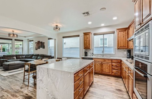 Roseville Casa | Luxury 3bd/2ba Roseville Home Hot Tub & Game Room