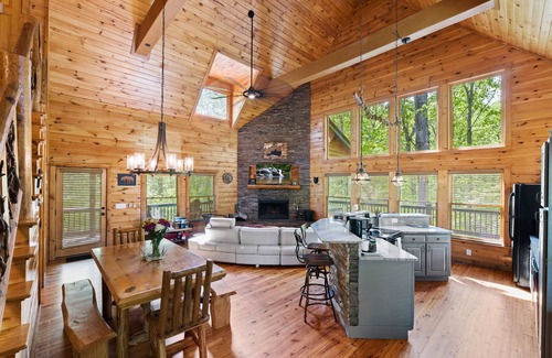 Cleveland Casa | Luxury 3BD 3BA Cabin. Hot Tub,Pool Table,BBQ.Close to Helen, GA.Great for Groups