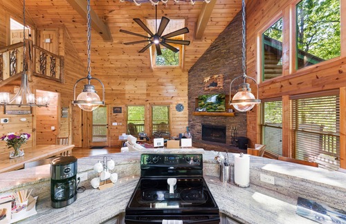 Cleveland Casa | Luxury 3BD 3BA Cabin. Hot Tub,Pool Table,BBQ.Close to Helen, GA.Great for Groups