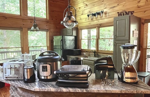 Cleveland Casa | Luxury 3BD 3BA Cabin. Hot Tub,Pool Table,BBQ.Close to Helen, GA.Great for Groups