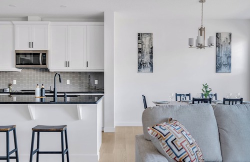 Southeast Calgary Casa | $159 New Listing promo -Luxury 3BDR large House-4 mins to Seton Hospital-Parking