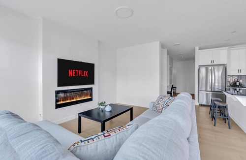 Southeast Calgary Casa | $159 New Listing promo -Luxury 3BDR large House-4 mins to Seton Hospital-Parking