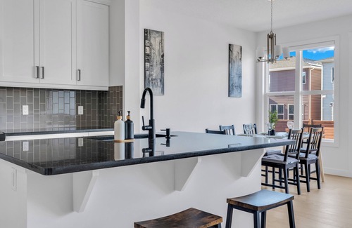 Southeast Calgary Casa | $159 New Listing promo -Luxury 3BDR large House-4 mins to Seton Hospital-Parking