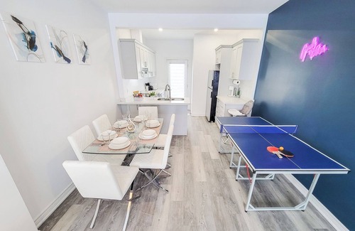 Niagara Falls Casa | Luxury 3BDR Retreat in the Heart of Niagara Falls - SLEEPS 8 + Free Parking