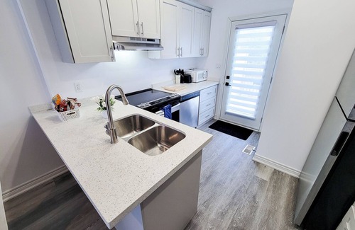 Niagara Falls Casa | Luxury 3BDR Retreat in the Heart of Niagara Falls - SLEEPS 8 + Free Parking