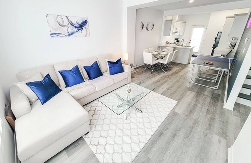 Niagara Falls Casa | Luxury 3BDR Retreat in the Heart of Niagara Falls - SLEEPS 8 + Free Parking