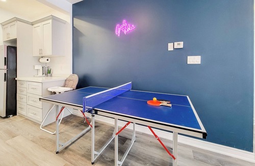 Niagara Falls Casa | Luxury 3BDR Retreat in the Heart of Niagara Falls - SLEEPS 8 + Free Parking