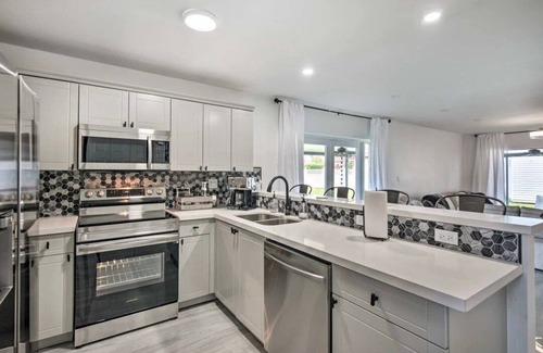 Miami Gardens Casa | Luxury 3BR-2 1/2 Bath w/Patio Entertainment area
