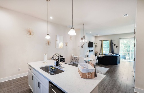 Charlotte Casa | Luxury 3BR & 3BA townhouse 5 Mins to BOA, Spectrum & Uptown Fam & Biz Ready