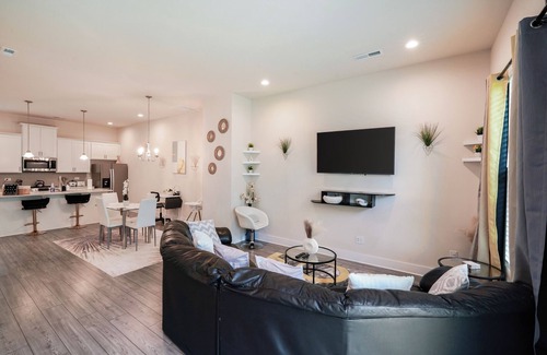 Charlotte Casa | Luxury 3BR & 3BA townhouse 5 Mins to BOA, Spectrum & Uptown Fam & Biz Ready