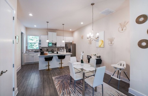 Charlotte Casa | Luxury 3BR & 3BA townhouse 5 Mins to BOA, Spectrum & Uptown Fam & Biz Ready