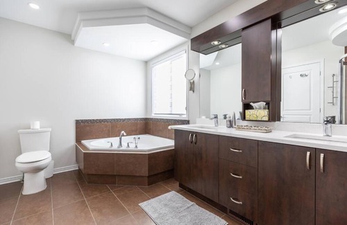 L'Ile-Bizard Casa | Luxury 3BR 7gst free park Pet friendly Longtime